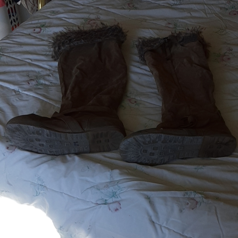 Shoes - Picture 2 of 4